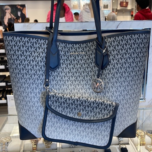 Michael Kors Eva Large Ombré Signature Logo Tote Bag
Navy
NWT - Picture 1 of 16